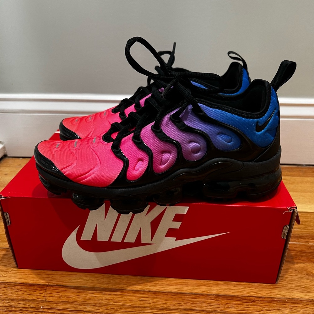 NEW WOMENS NIKE VAPORMAX SIZE 9
